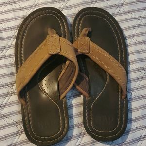 Size 9 men GAP flip flops